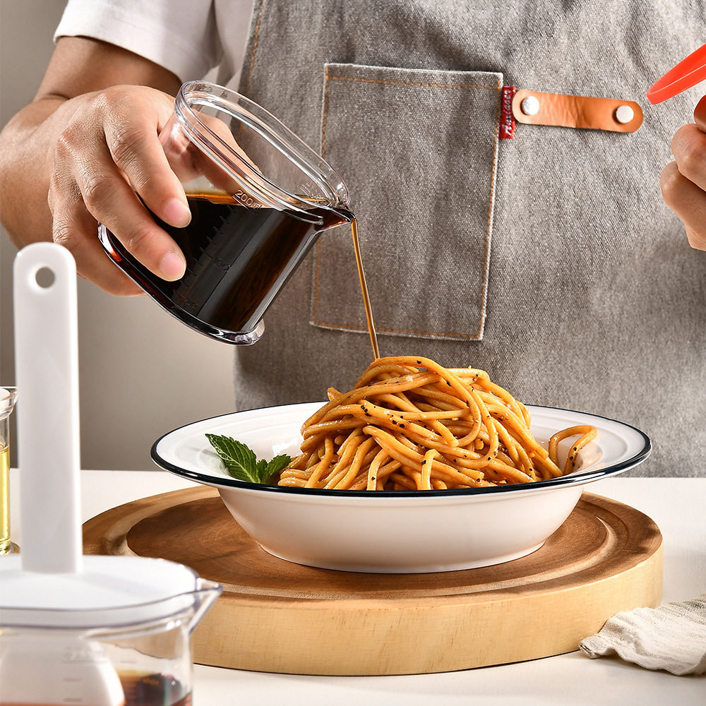 Cross-border factory direct integrated high temperature resistant oil bottle brush kitchen oil silicone oil brush oil pot pouring oil bottle barbecue oil brush