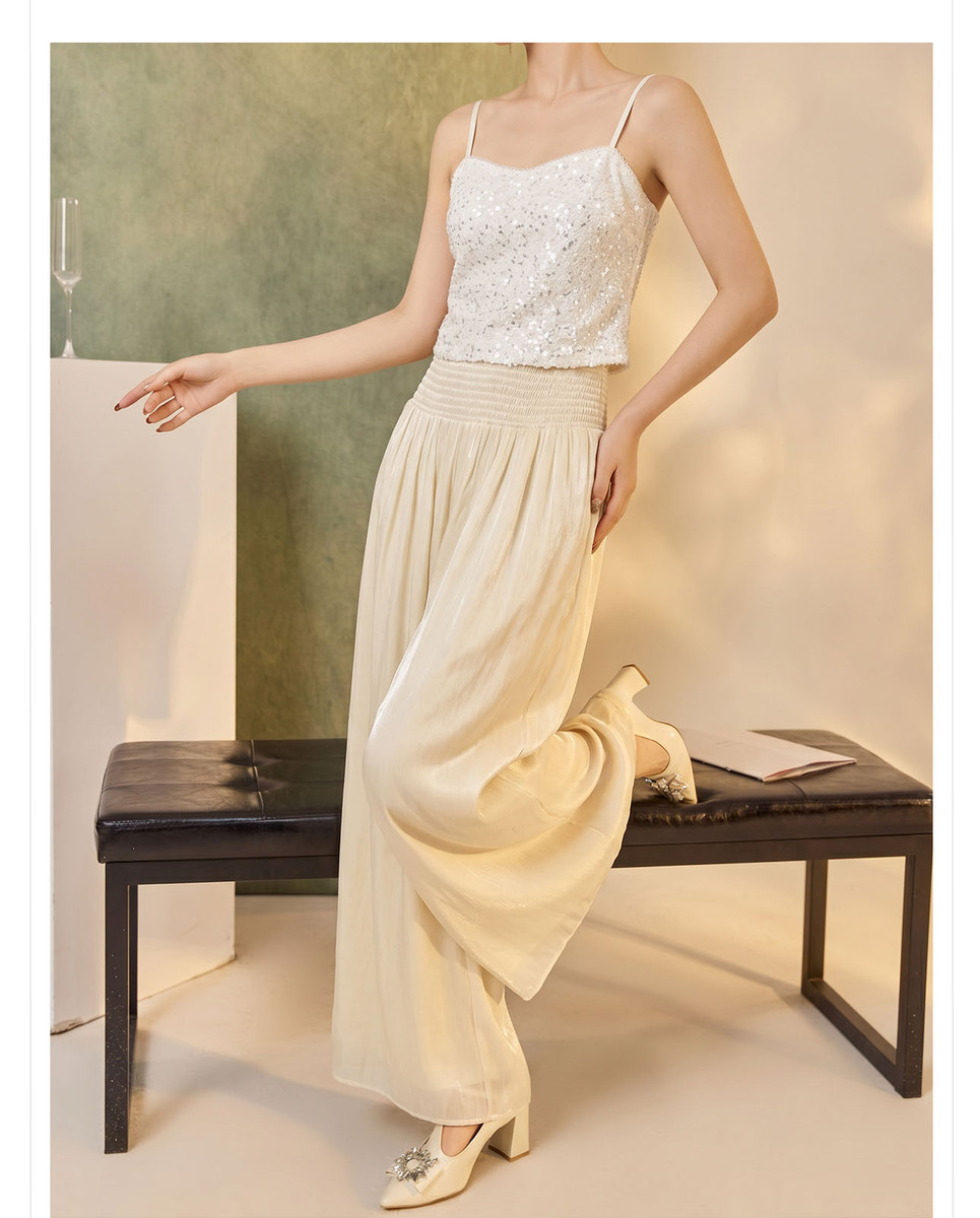 Bộ đôi áo hai dây và quần dài ống rộng cạp cao xếp ly — Quần dài màu be, Áo hai dây màu trắng kem, Bộ