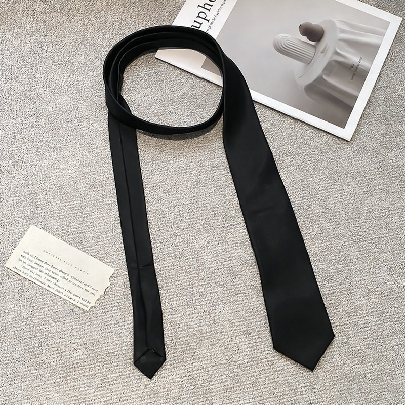 黒のシンプルなサテンネクタイ - 約136cm