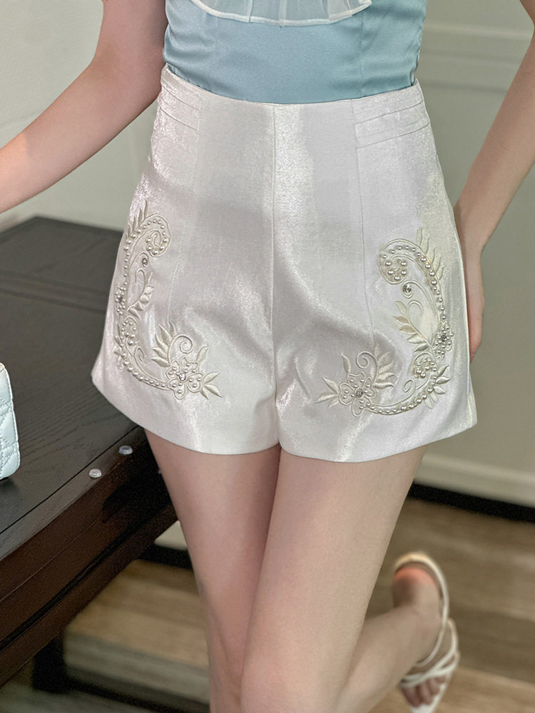 Quần short nữ cạp cao ống suông vải kaki có thêu hoa — [Trắng]