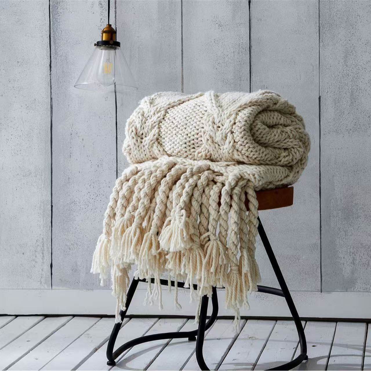 Factory Direct Sales Amazon Thick Wool Aigle Hand-Woven Tassel Blanket Soft Decoration Sofa Blanket Handmade Blanket