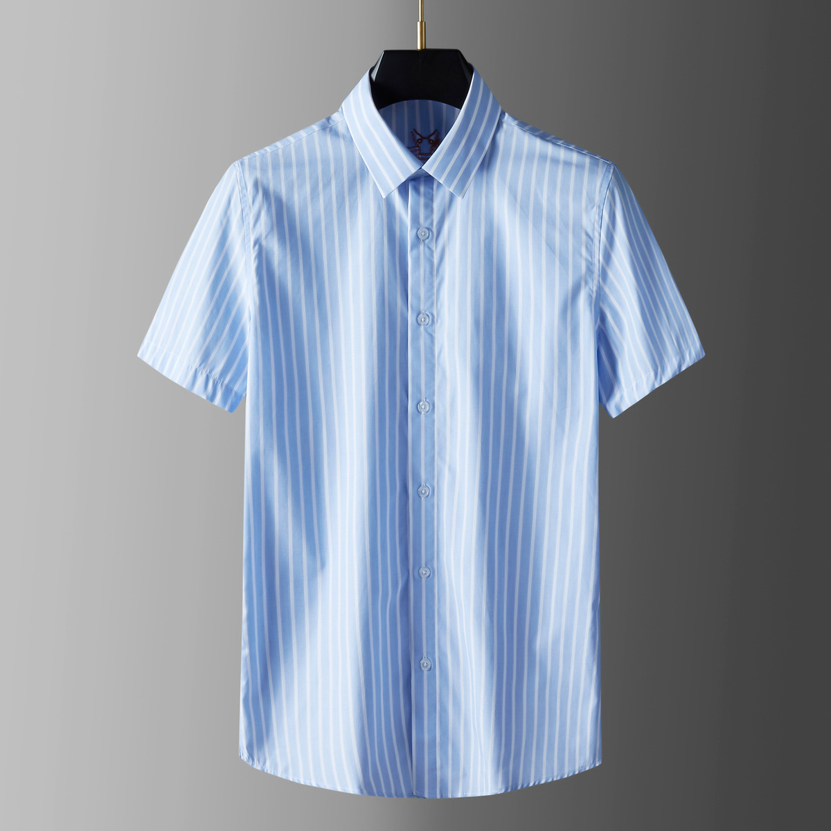 Áo sơ mi nam ngắn tay kẻ sọc xanh trắng cotton thêu ong sau lưng dáng ôm — Màu xanh lam nhạt