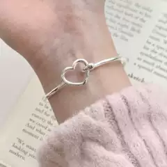 Sweet Heart Buckle Bracelet, Exquisite and High-End, Simple Lines, Peach Heart Elegant Bracelet, Ins Style, Versatile Jewelry Trend