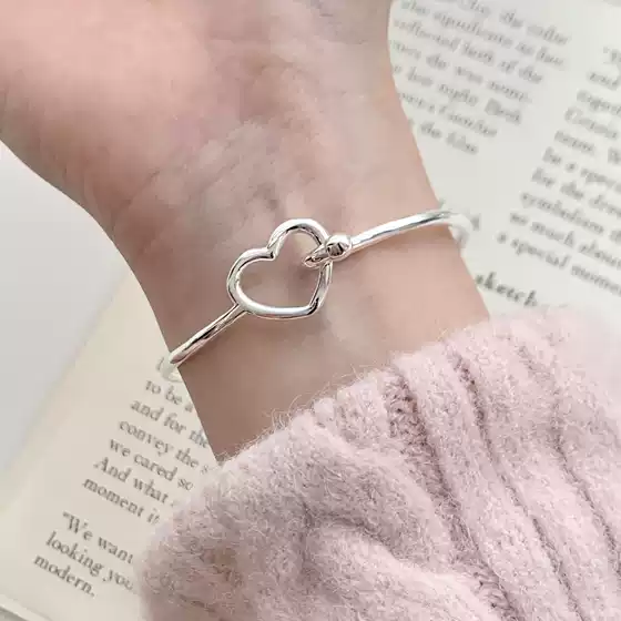 Sweet Heart Buckle Bracelet, Exquisite and High-End, Simple Lines, Peach Heart Elegant Bracelet, Ins Style, Versatile Jewelry Trend