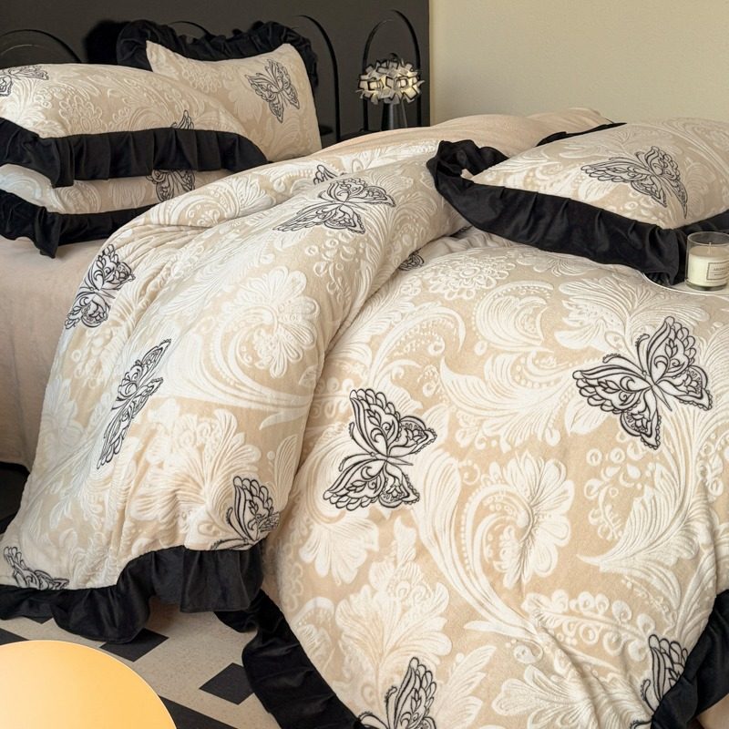 2025 New Retro Hepburn Style Carved Milk Velvet Four-Piece Set Light French Winter Thickeneded High Weight Three-Piece Set