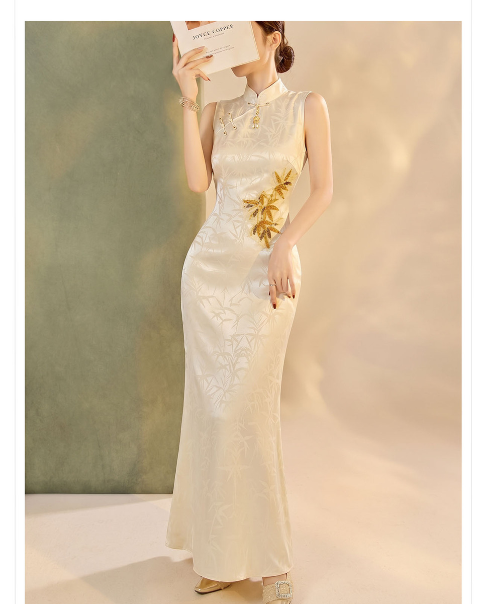 Đầm dài dáng ôm cổ đứng họa tiết hoa vải jacquard — Màu be