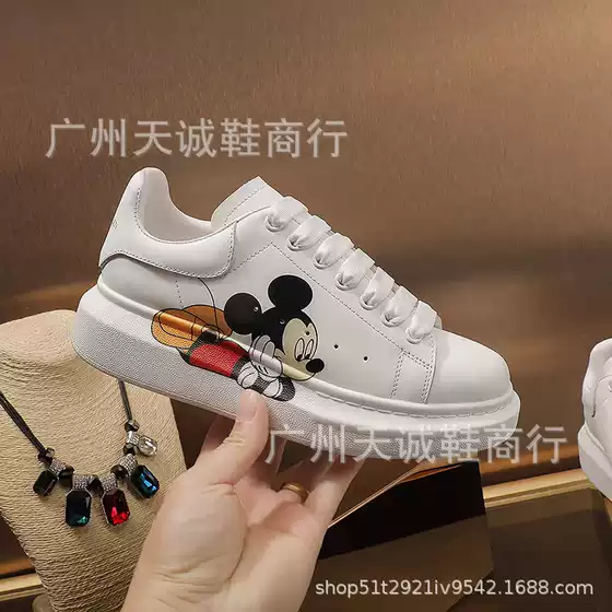 McQueen's Diamond Face Graffiti Correct Letter Top Layer Cowhide White Shoes for Men and Women