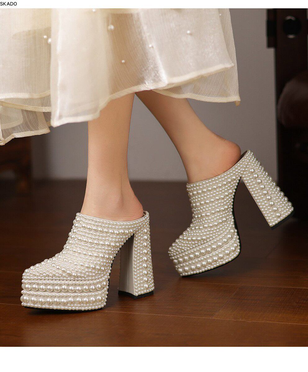 Mule nữ đế dày 13,5cm mũi nhọn đính ngọc trai và đá lấp lánh, giày sandal cao gót sục chân — Màu trắng