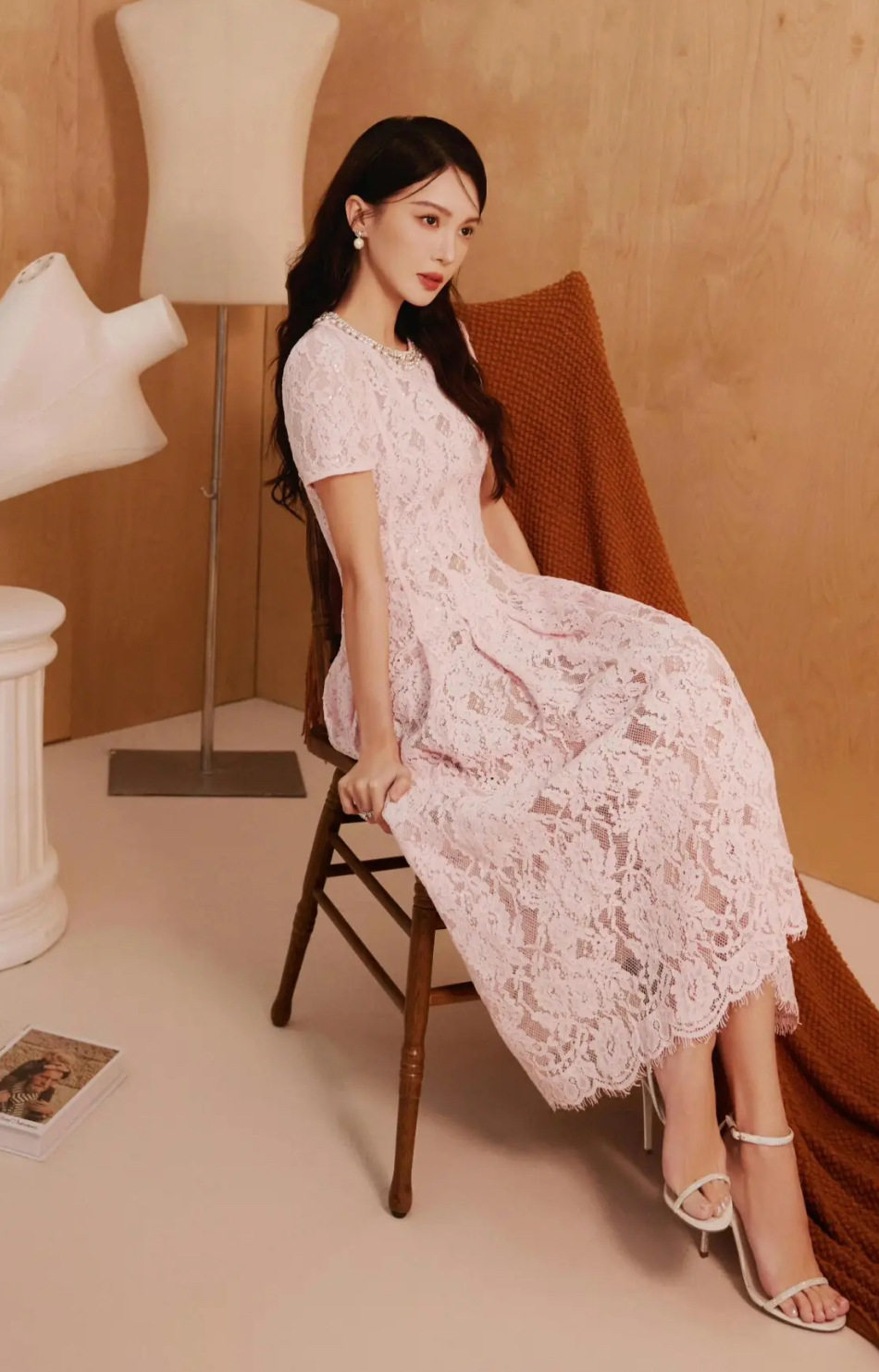 Đầm maxi nữ thắt eo cổ tròn ren hoa 3D tay ngắn midi — Hồng chi tiết 4