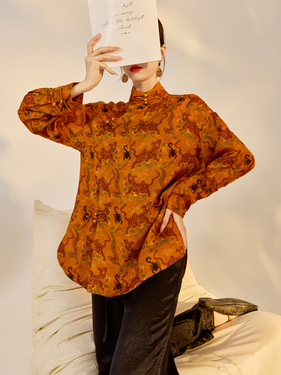 Áo sơ mi nữ dài tay cổ đứng dáng suông họa tiết dệt jacquard — Vàng hổ phách (phát hành trong cùng ngày), Vàng hổ phách (tóc 7 ngày)