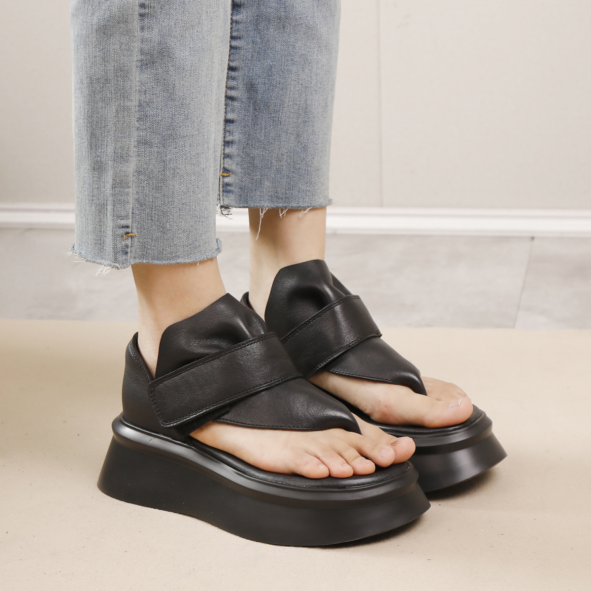 Sandal nữ quai ngang kẹp ngón da bò thật đế dày nhẹ — Màu đen