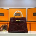 Crocodile pattern burgundy 25cm