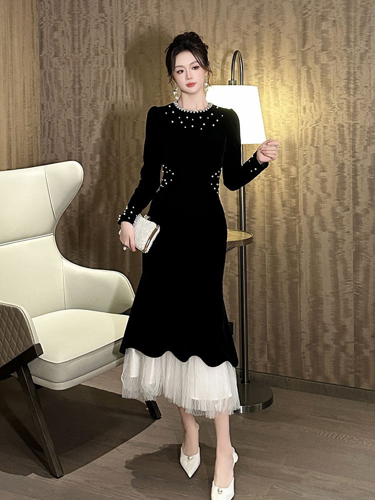 Đầm nhung cổ tròn dài tay đính cườm dáng đuôi cá — Màu đen