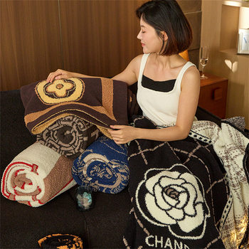 Cartoon Light Luxury Style Half-Velvet Knitted Blanket, Retro Shawl Blanket, Car Blanket, Leg Blanket, Nap Blanket, Available for All Seasons