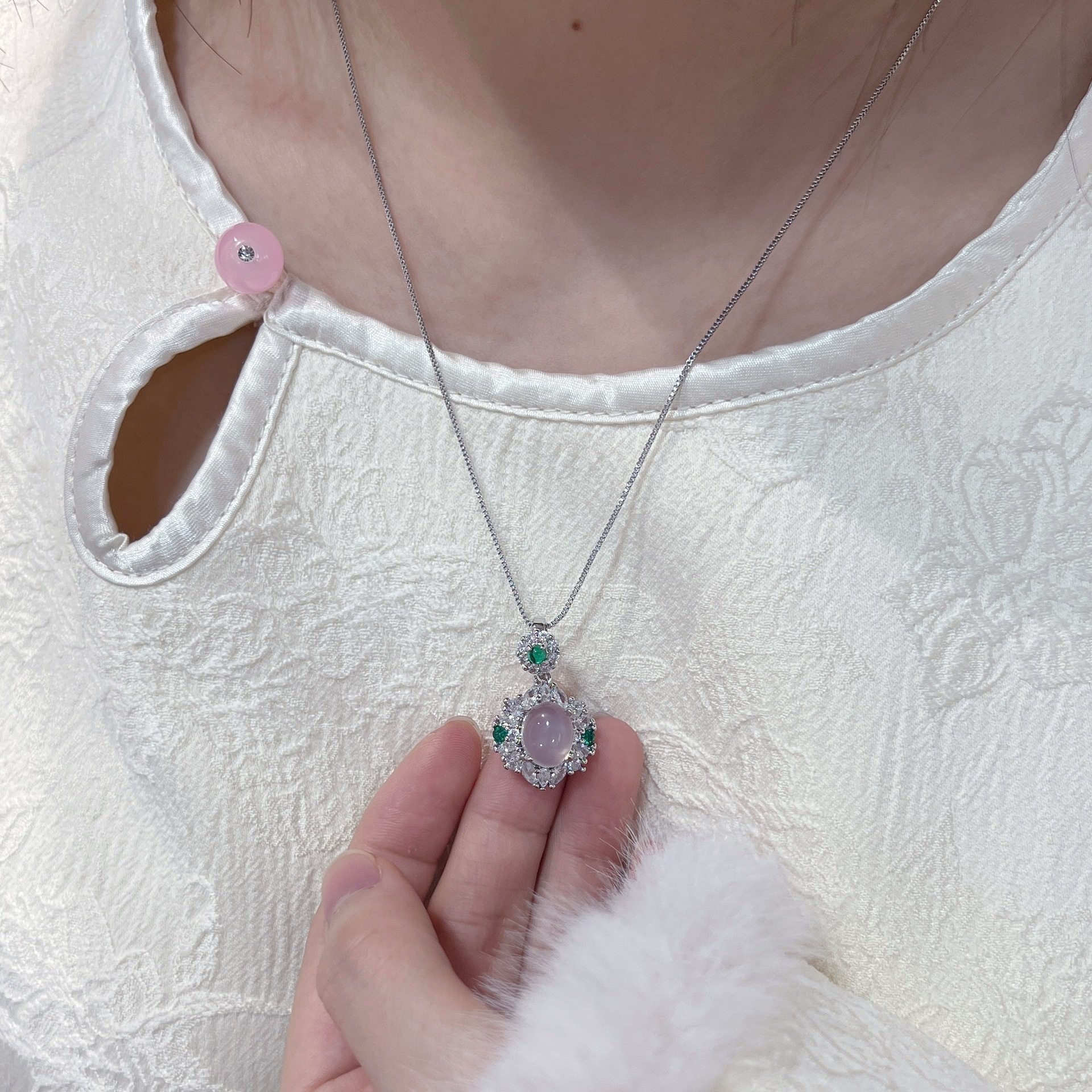 New Chinese Style Ice Chalcedony Necklace Women's Court Style Emerald Green Stone Inlay Light Luxury National Style Agate Pendant Clavicle Chain