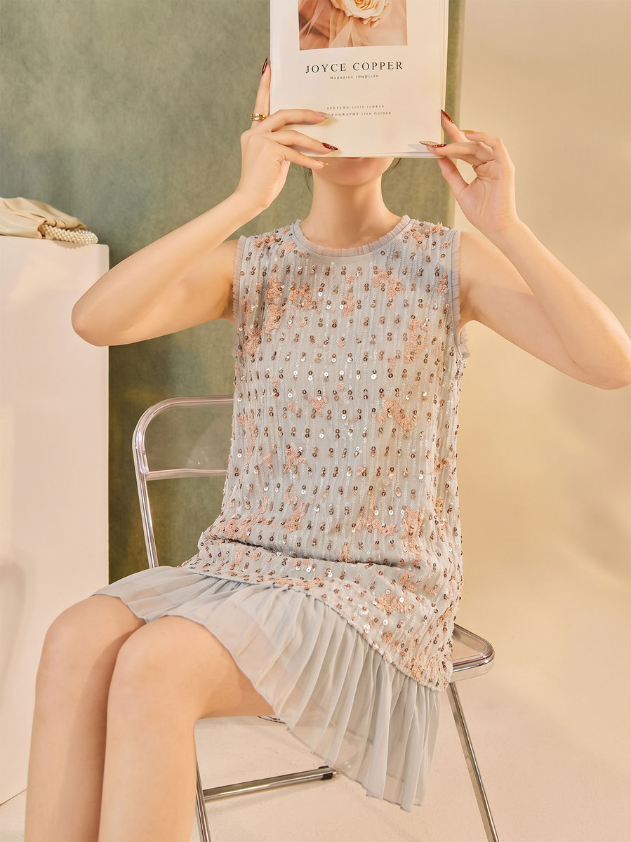 Đầm liền nữ không tay cổ tròn thêu hoa kết sequin dáng chữ A phối bèo tầng — Xanh nhạt