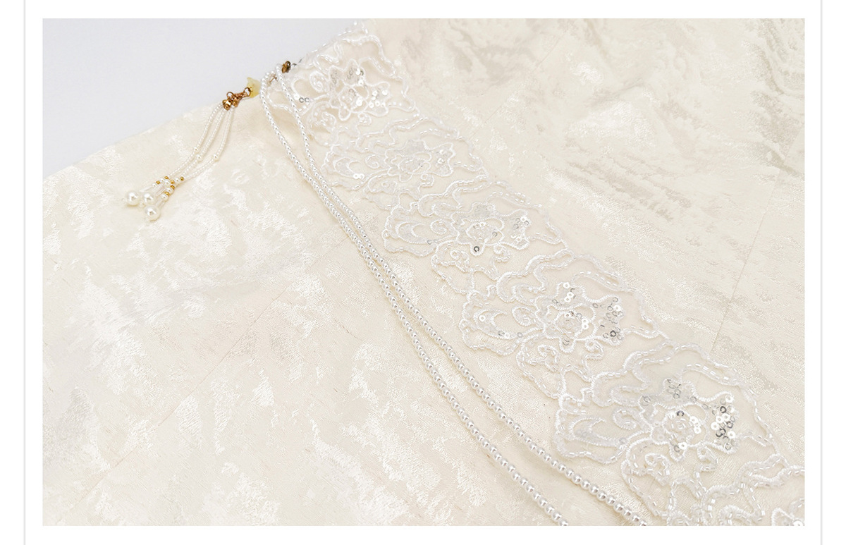 Bộ áo dài cách tân dáng ôm họa tiết hoa dệt jacquard kèm khăn choàng ngọc trai tháo rời — Vân kiều, Váy liền, Bộ