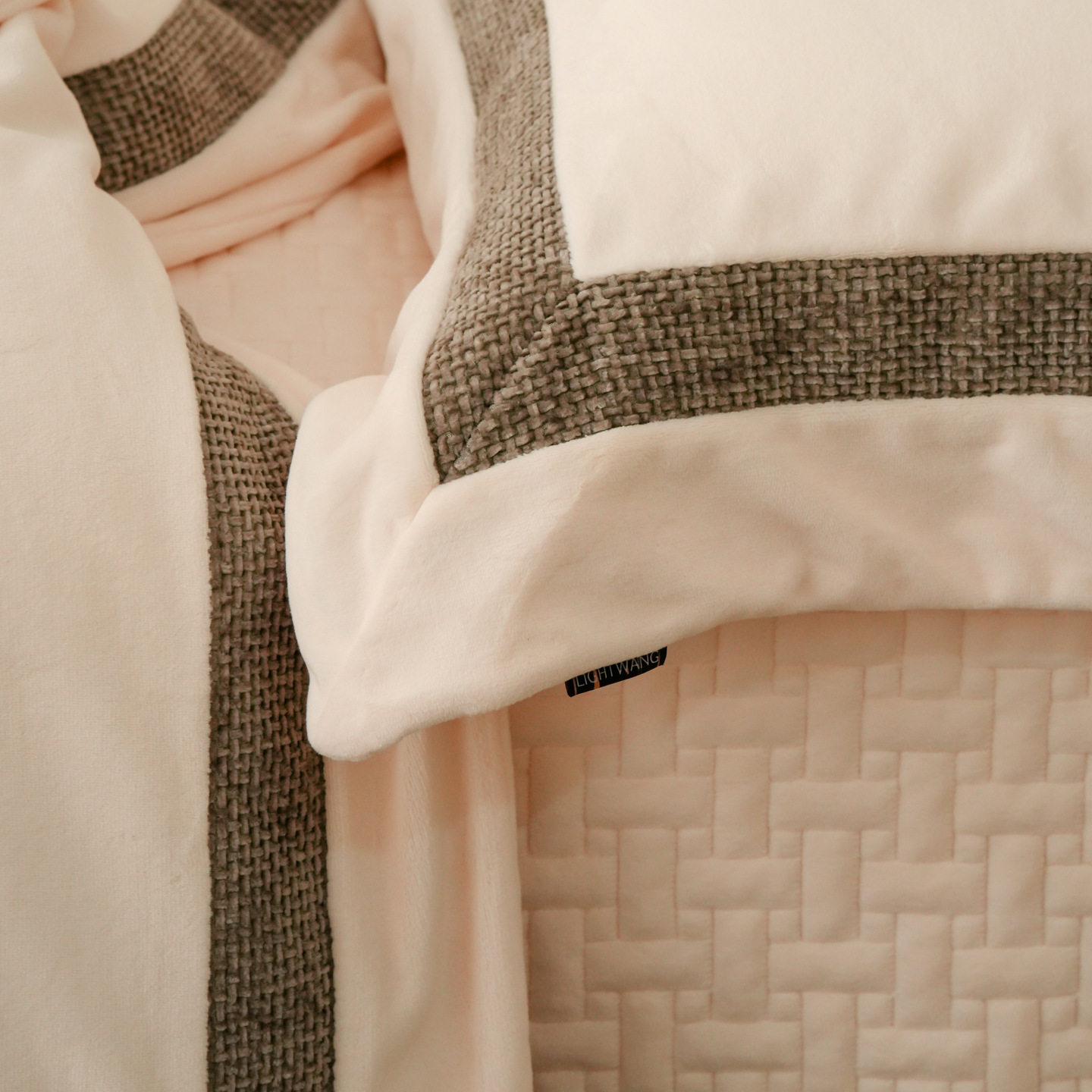 High-End High-Weight Milk Velvet Bed Cover Four-Piece Winter Warm Velvet Anti-Static Bedding Set That Is Warm but Not Cold