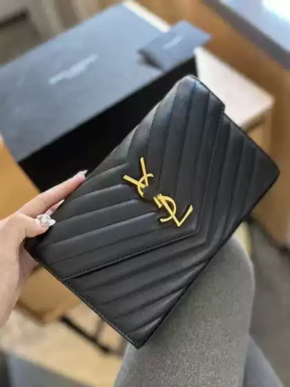 New High-End Niche Women's Handbag with Chain, Versatile Shoulder Bag, Stylish Crossbody Bag for Spring, Suitable for Commuting