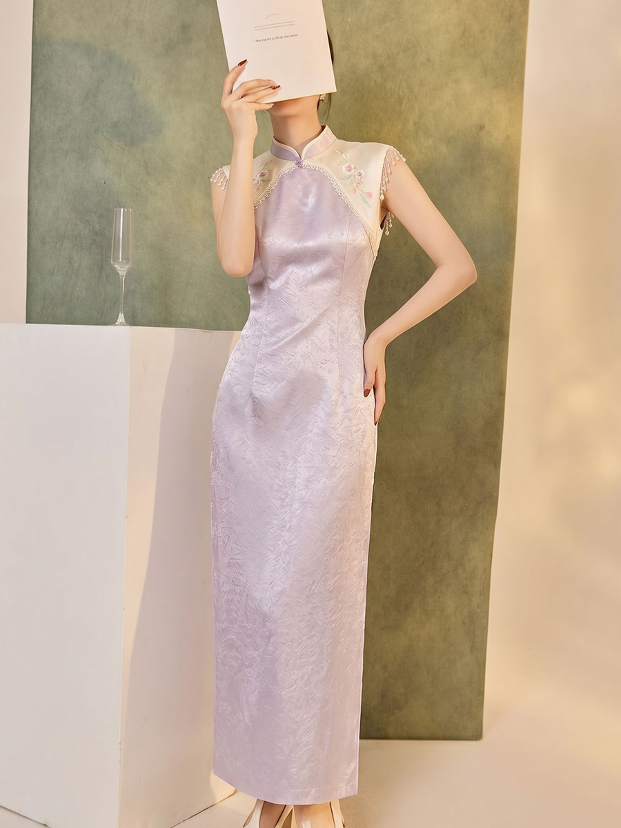 Đầm dài cách tân cổ đứng không tay phối vải satin họa tiết hoa, xẻ tà, dáng ôm — Tím khoai môn