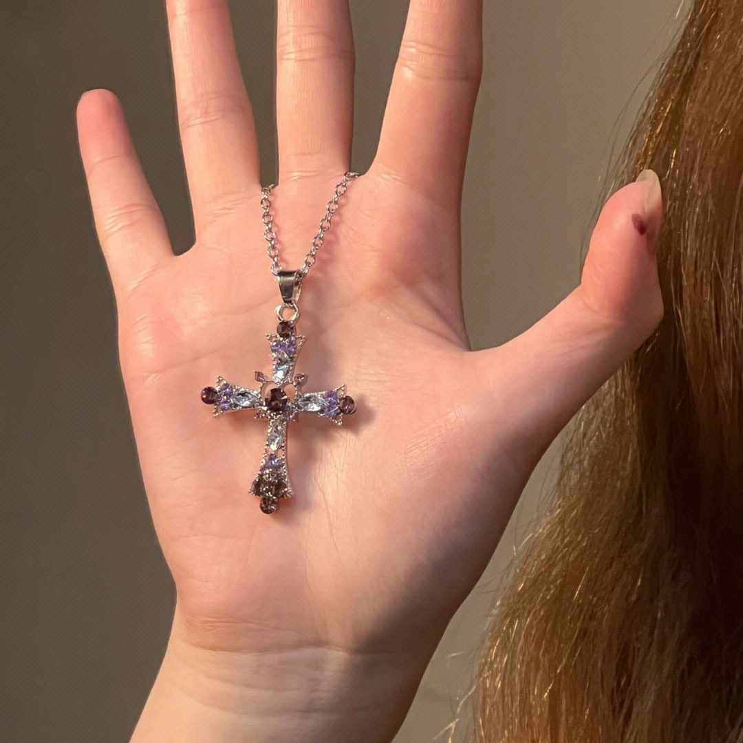 Sweet cool style hot girl cross necklace female heavy industry Diamond-embedded Gothic European and American style y2g necklace design clavicle chain