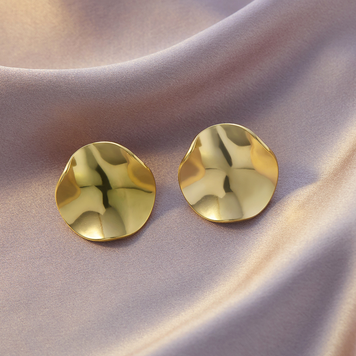 大きなスパンコールのイヤリング