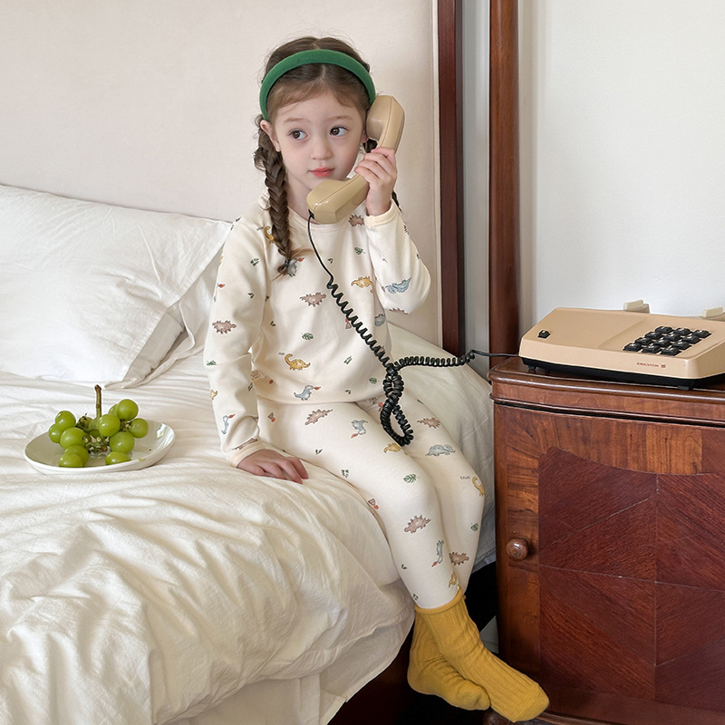 オフホワイトのカラフルな恐竜