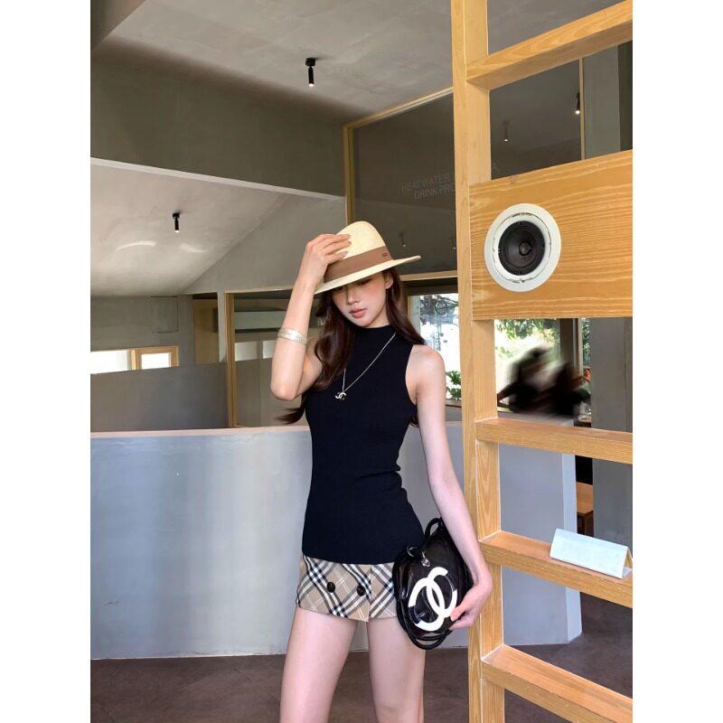 Summer Fashionable and Stylish Hip-Hugging Skirt Paired with a Sleeveless Tank Top, Sexy Hot Girl Style Slim-Fitting and Trendy Outfit
