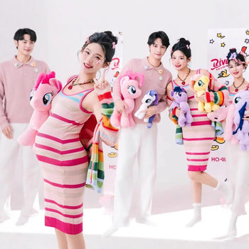 Photo Studio's New Year of the Horse Theme Colorfulful Stripesd New Year Photo Couple's Energetic and Sweet Pregnant Woman Photo Photography Clothing