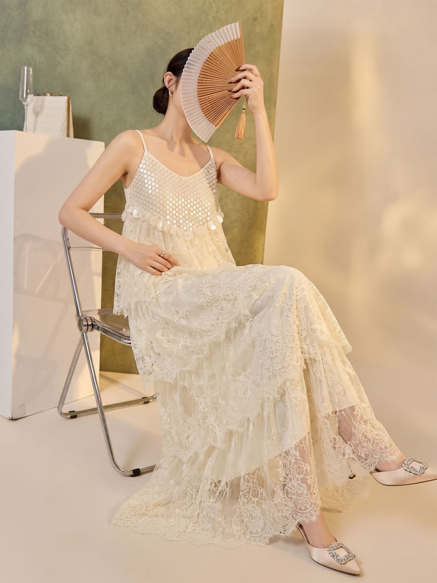 Đầm hai dây ren xếp lớp họa tiết vỏ sò phối tầng thiết kế cao cấp — Màu trắng ngà
