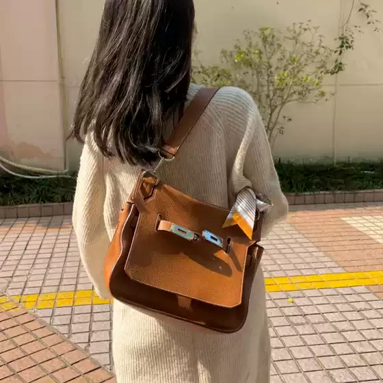 2025 New Genuine Leather Lock Closure Gypsy Bag Large Capacity Minimalist Unisex Shoulder Crossbody Saddle Bag