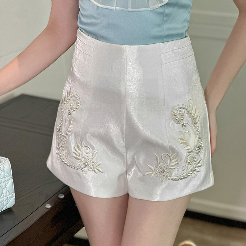Quần short nữ cạp cao ống suông vải kaki có thêu hoa — [Trắng]