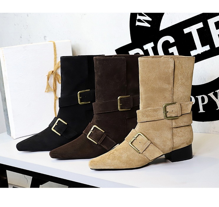 Boot nữ cổ trung mũi vuông khóa thắt lưng gót vừa phong cách retro — màu đen, nâu đậm, quả mơ