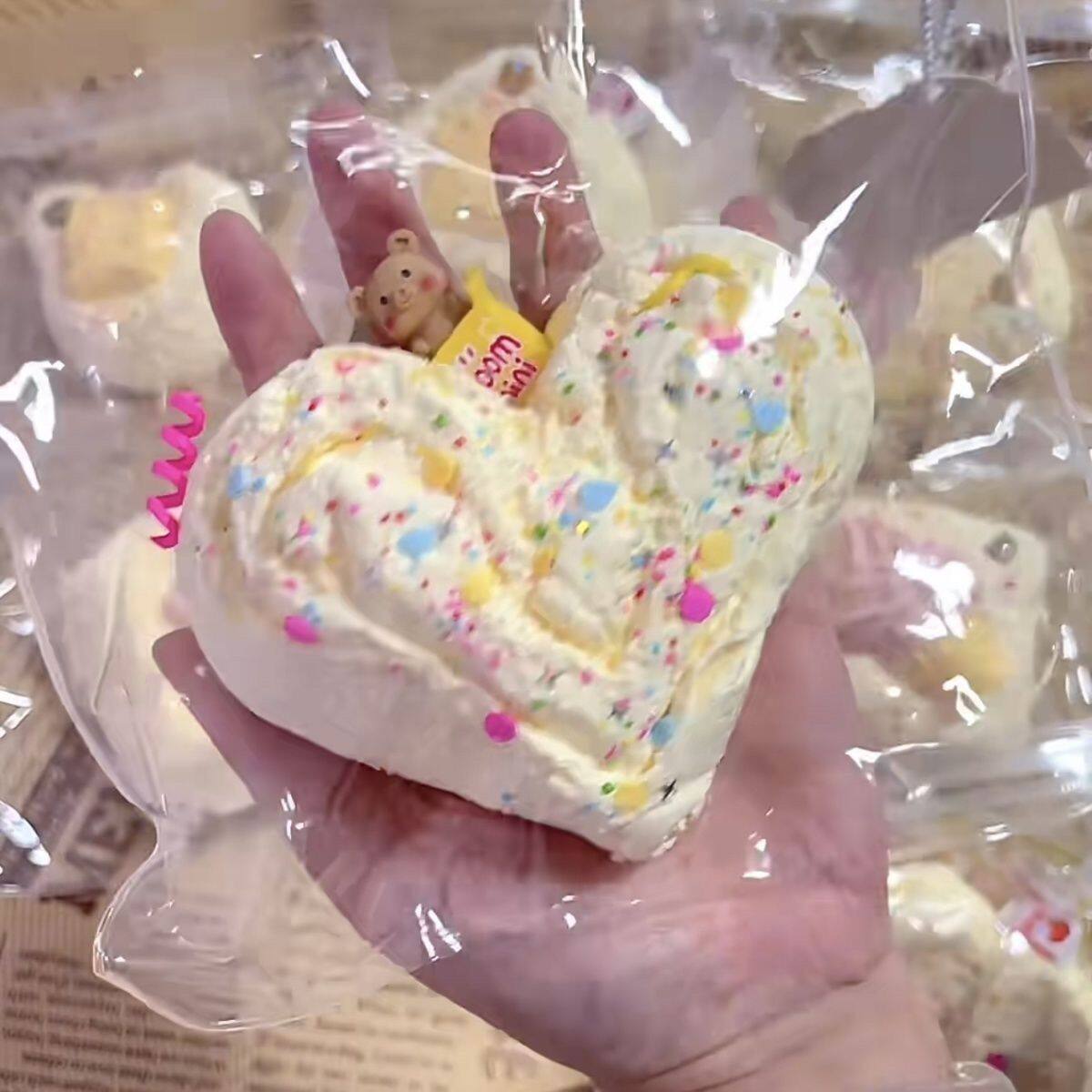 大きなパンをつまむのが大好き