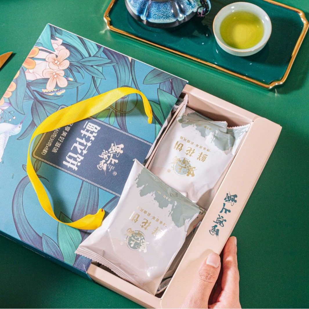 Yunnan specialty flower cake gift box with hand gift can be wholesale moon cakes can be sent on behalf of group purchase TikTok WeChat