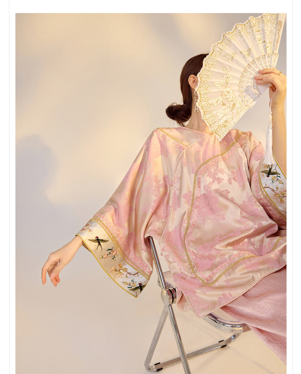 Áo sơ mi nữ dài tay dáng rộng họa tiết hoa nổi chất liệu rayon pha polyester — Củ sen hồng (giao hàng trong 7 ngày), Hoa sen hồng (tóc cùng ngày)