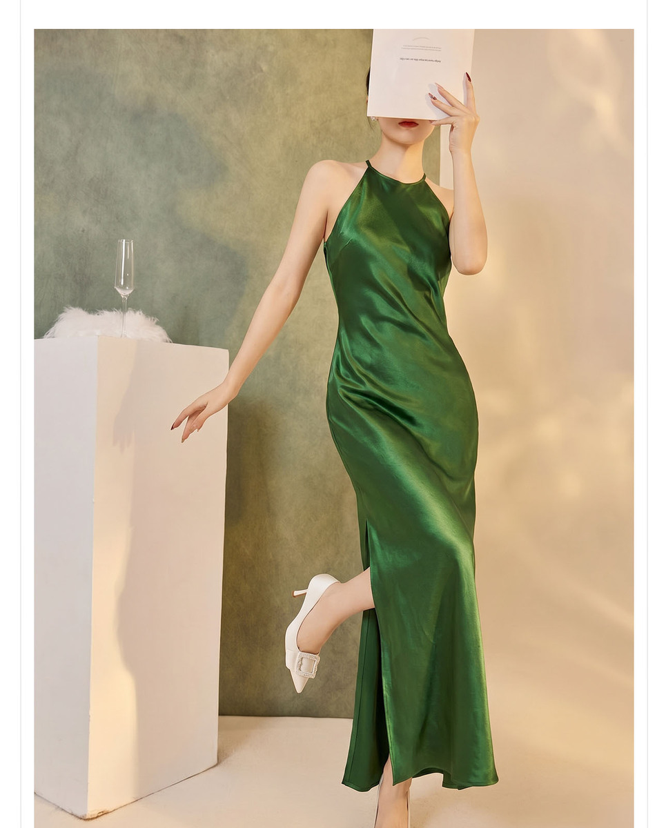 Đầm dài cổ quấn vai trần chất liệu satin bóng nhẹ, chiết eo xếp ly, xẻ tà bên hông tôn dáng — Xanh rêu đậm