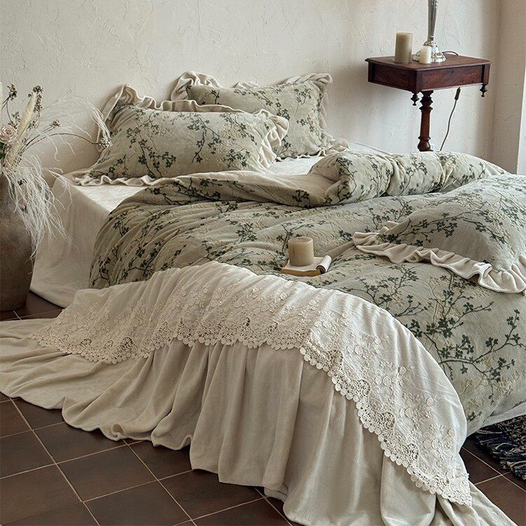 Winter French Thickeneded Milk Velvet Four-Piece Set with Floral Carvings Warm Coral Velvet Quilt Cover Bedding Green