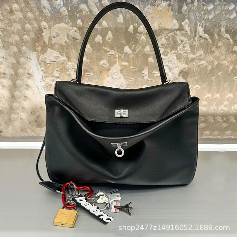 黒い銀の小さいサイズ