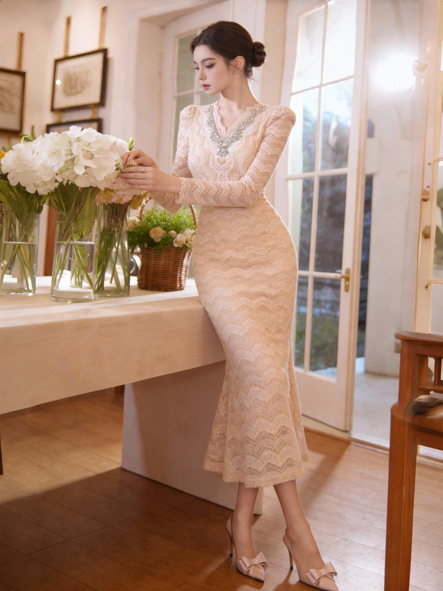 Đầm ren ôm body nữ cổ chữ V đính đá dáng dài — Màu be