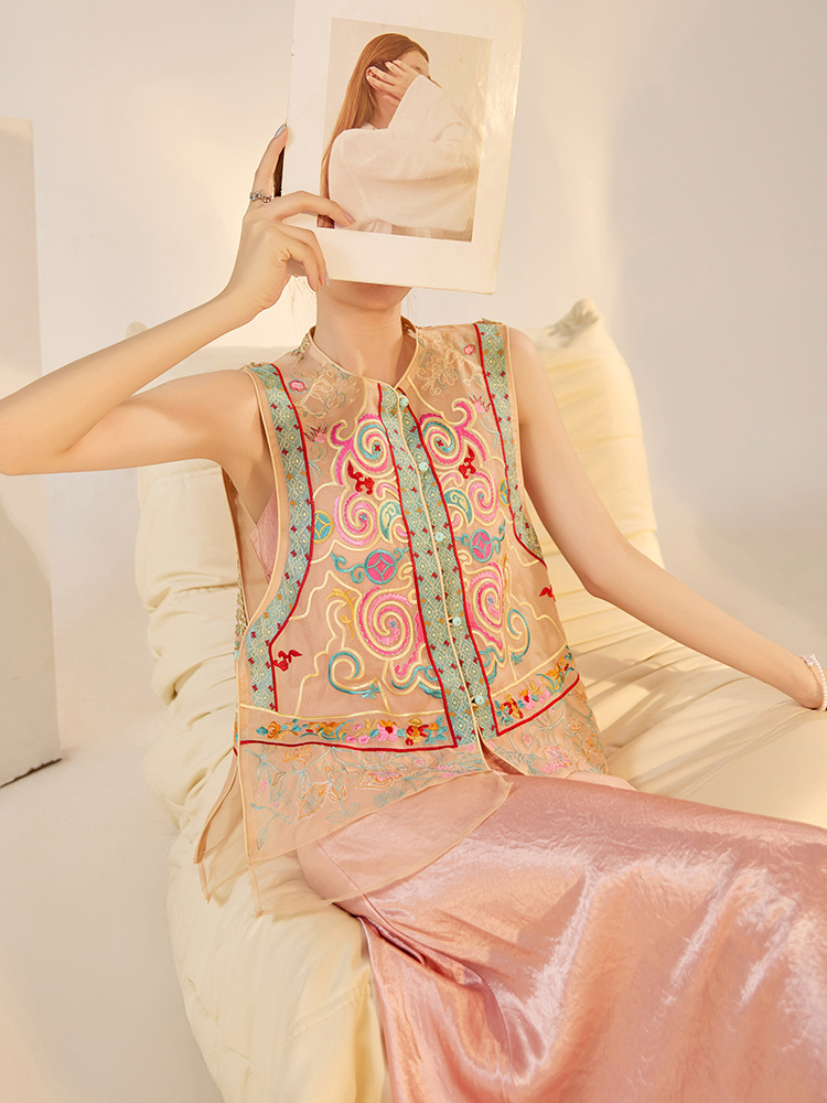 Áo vest nữ cổ tròn một hàng cúc thêu hoa lụa tơ tằm — Màu đen