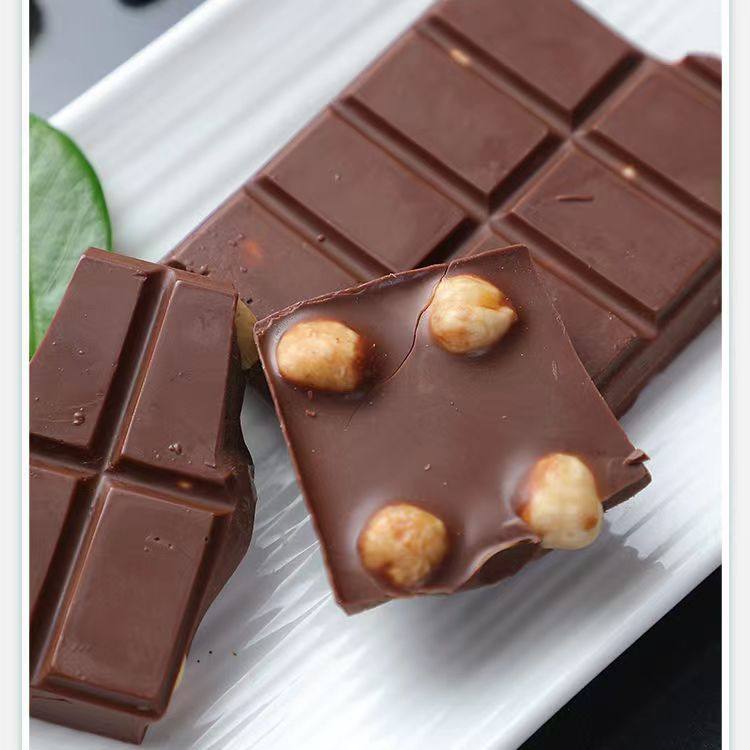 Russian-style hazelnut milk black chocolate whole nut hazelnut sandwich children's snacks 100g