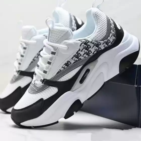 2025 Couple Running Shoes New Model Thick-Soled Luminous Dad Shoes Fashionable Breathable Casual Sports Trendy Shoes Versatile