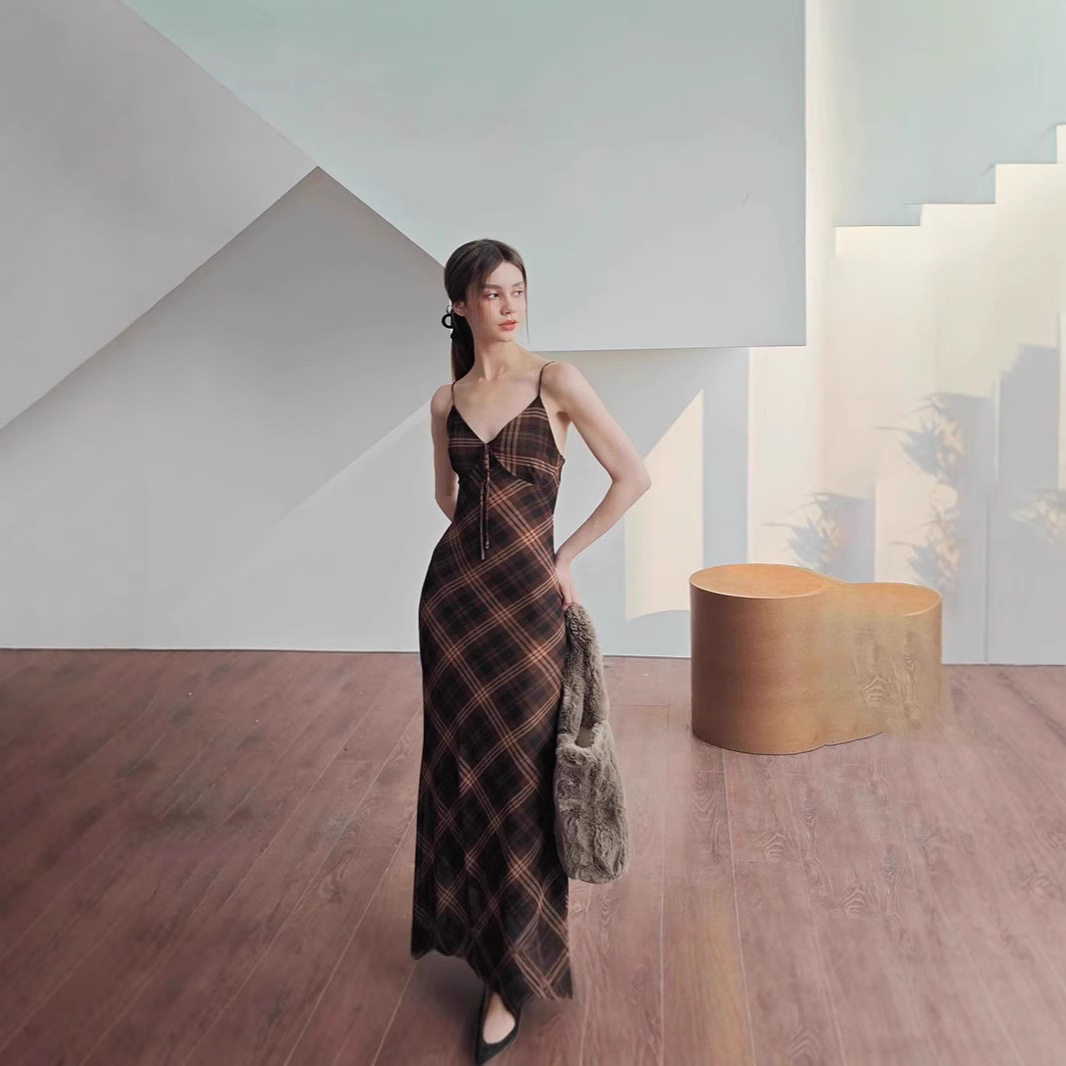 Vintage Plaid Bodycon Dress Elegant Sleeveless Chic Design Spring Fashion Perfect for Parties and Special Occasions