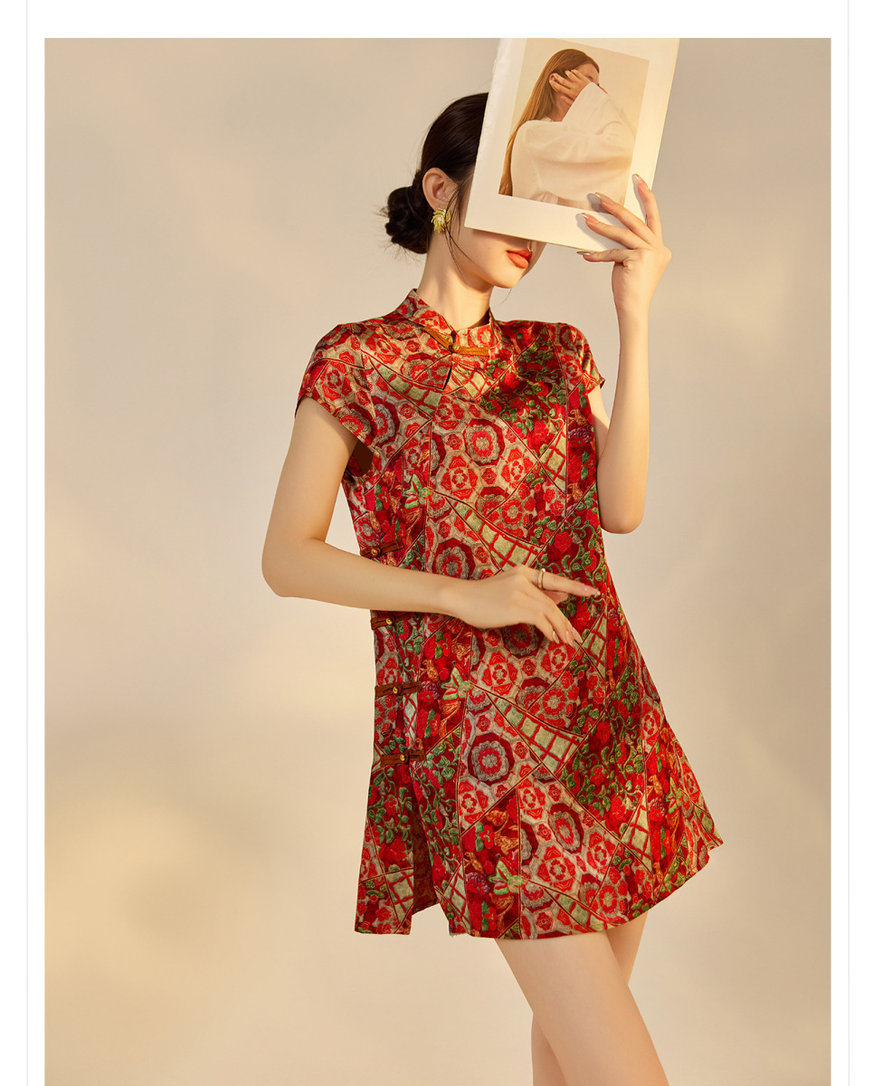 Đầm chữ A nữ cổ đứng thêu họa tiết cao cấp dáng suông — Màu caramel, Màu đỏ san hô
