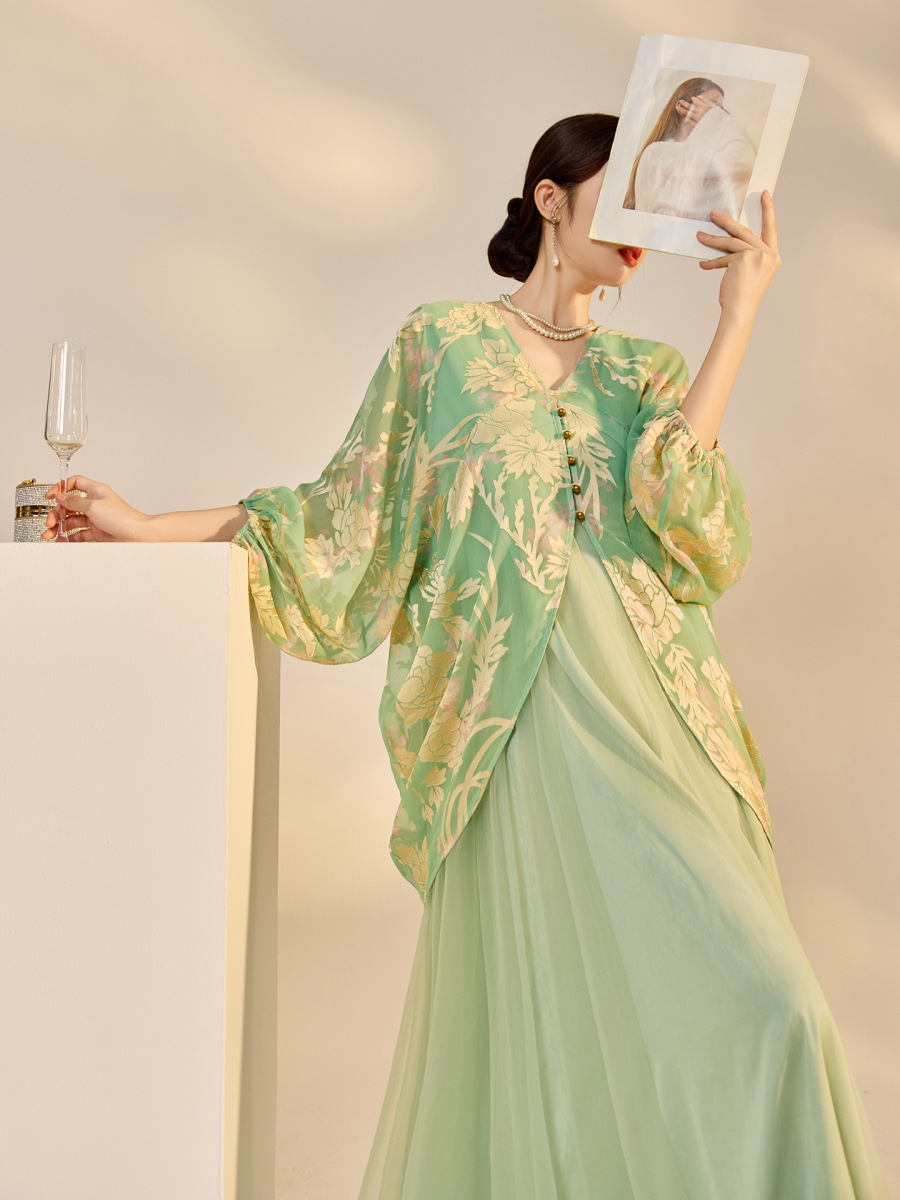 Đầm maxi nữ dài tay cổ chữ V họa tiết hoa in nổi — bầu trời xanh, Màu trắng nhạt