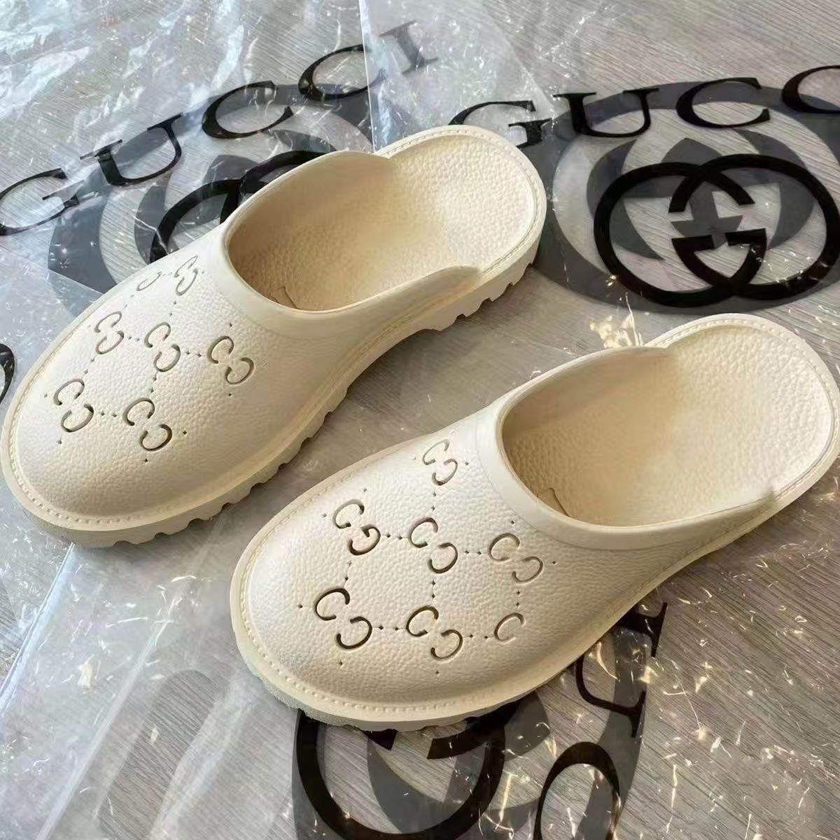 New G-Brand Closed-Toe Clogs, Flat Fashion Versatile Breathable Non-Slip Odor-Resistant Indoor and Outdoor Slip-On Slippers