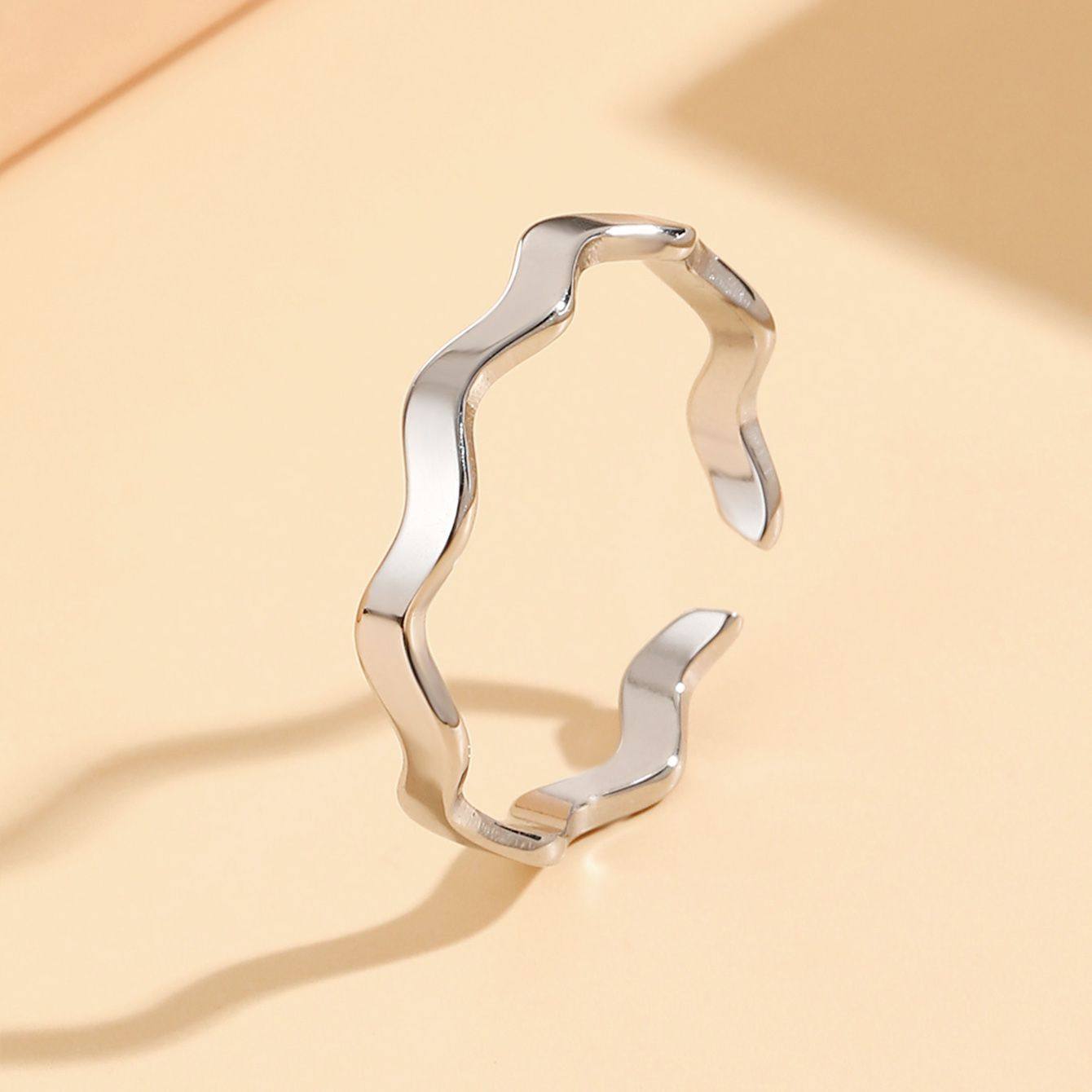 不锈钢几何莫比乌斯环简约波浪素圈食指戒女真空镀金钛钢戒指现货