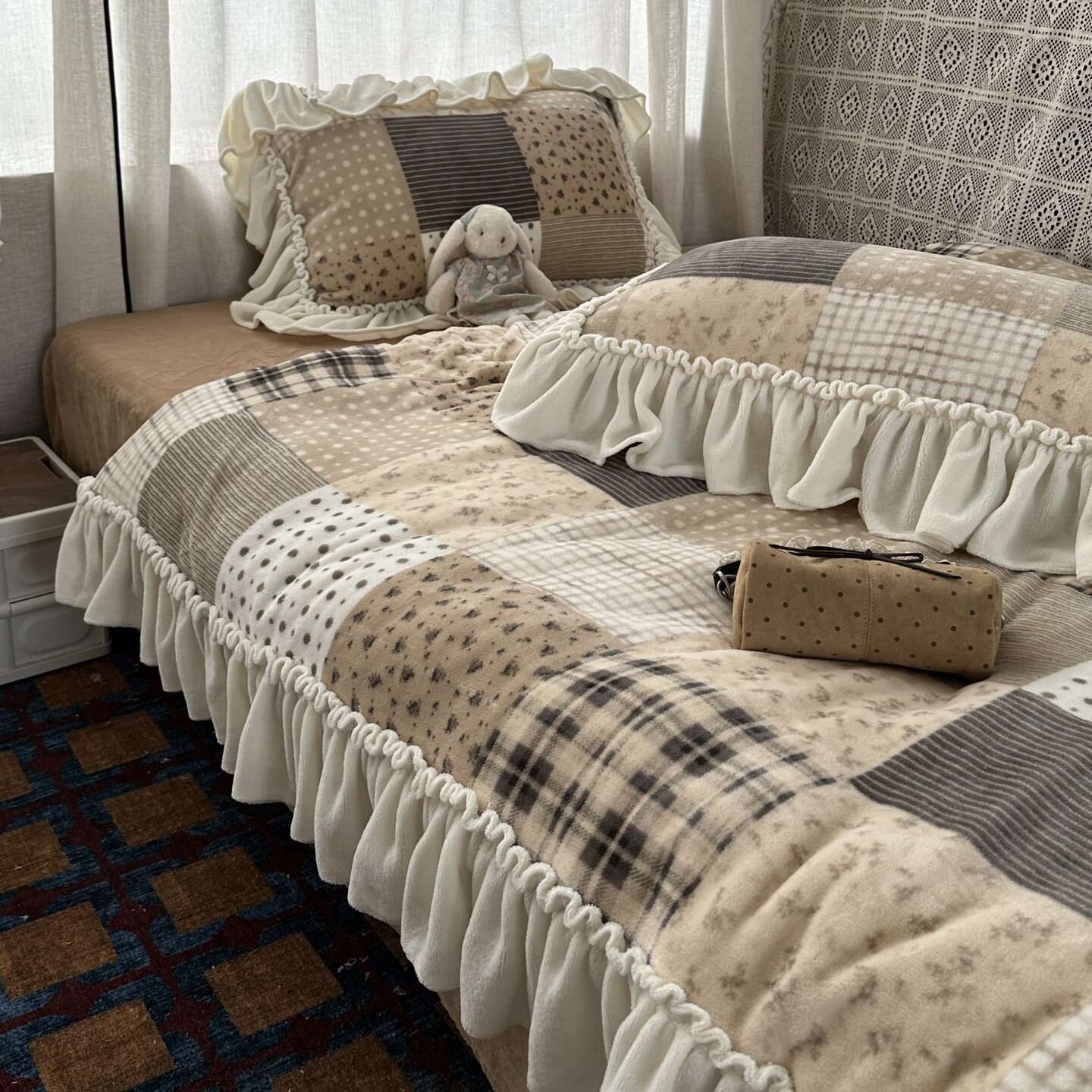 French Cream Lace Ins Pastoral Splicing Style Thickeneded Milk Velvet Four-Piece Set Winter Coral Velvet Three-Piece Set 1.8