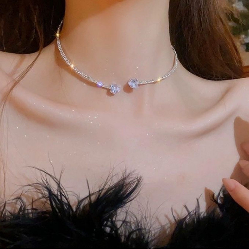 Popular Fashionable, Exquisite and Simple Choker, Accessible Luxury Rhinestone Heart Collar, European and American Elegant, Versatile and Shiny